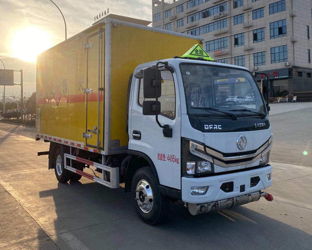 楚勝牌CSC5041XRQ6型易燃?xì)怏w廂式運(yùn)輸車(chē)